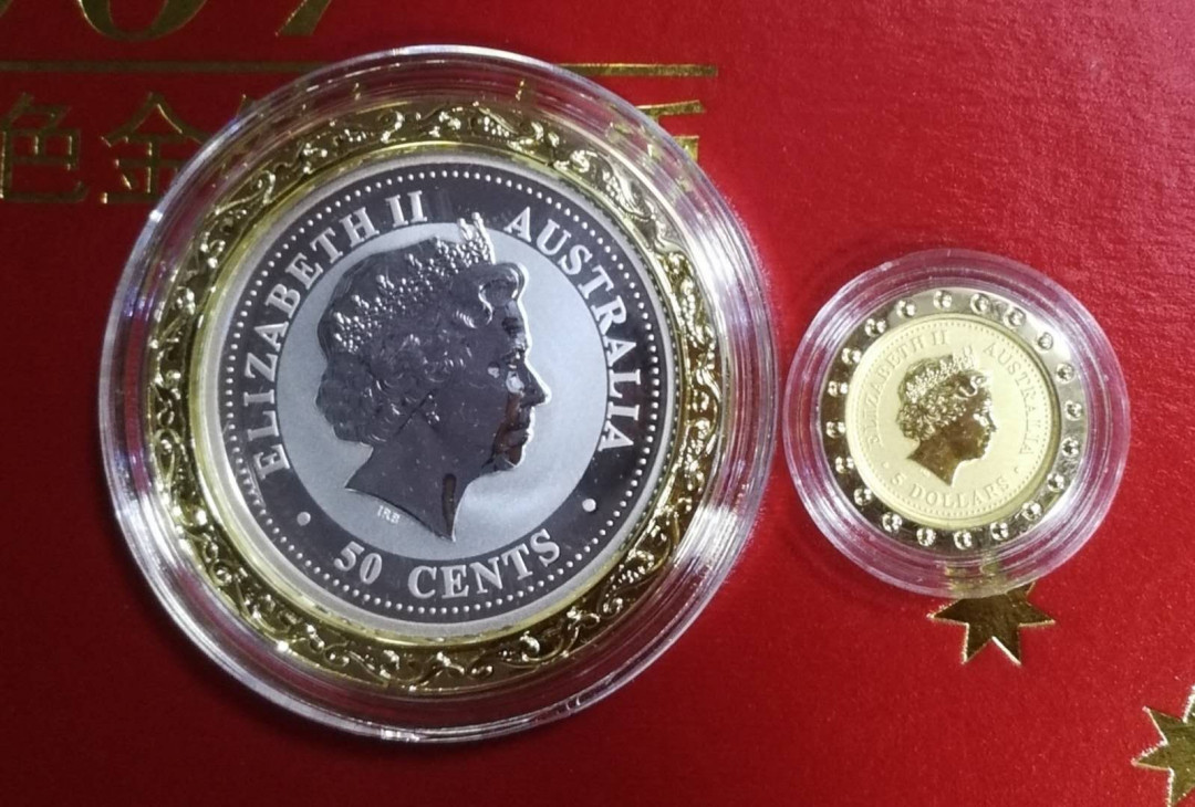 北京马甸外币专卖拍卖第八期，陆续上新，欢迎关注 	2007年澳大利亚彩色生肖猪金银币，1/2盎司银，1/20盎司金，成色999，品相如图