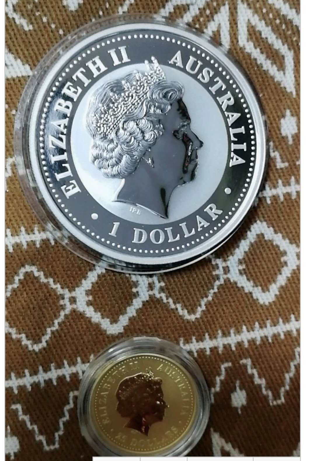 北京马甸外币专卖拍卖第八期，陆续上新，欢迎关注 澳洲彩色生肖狗1/4盎司金1盎司银一对，有证无盒。品相如图，