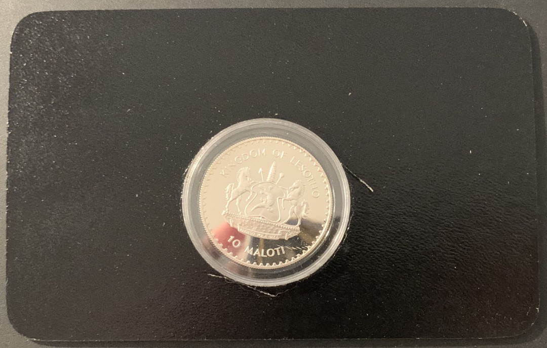 紫瑗钱币—微拍第68期  莱索托 1982年 西班牙世界杯 争球 10马洛蒂 23.33克 0.925银 精制 德国原装卡