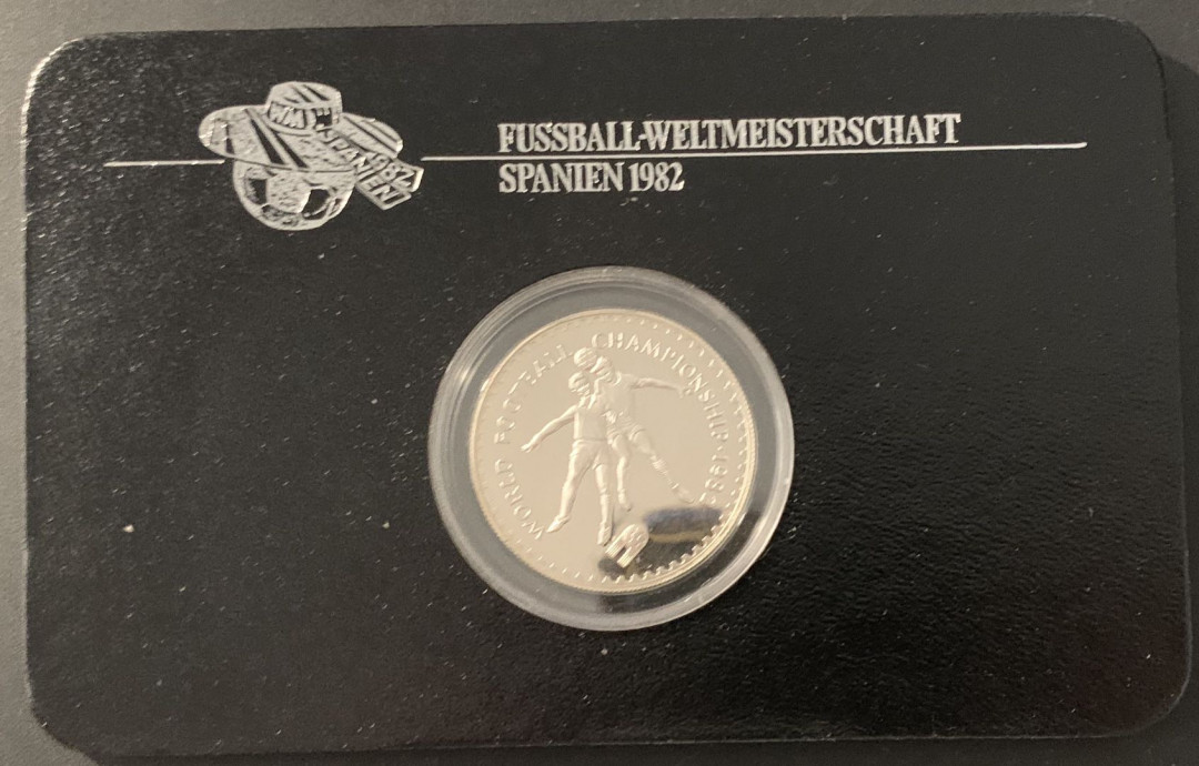 紫瑗钱币—微拍第68期  莱索托 1982年 西班牙世界杯 争球 10马洛蒂 23.33克 0.925银 精制 德国原装卡