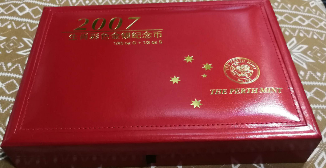 北京马甸外币专卖拍卖第八期，陆续上新，欢迎关注 	2007年澳大利亚彩色生肖猪金银币，1/2盎司银，1/20盎司金，成色999，品相如图