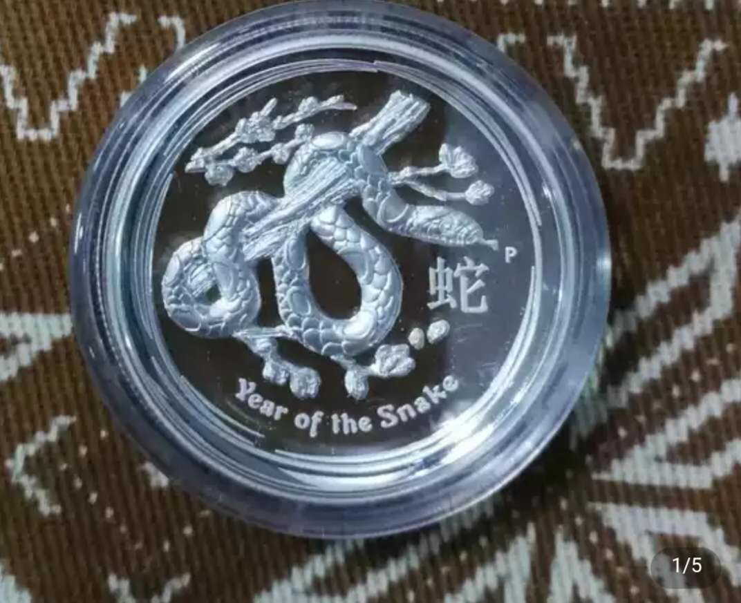 北京马甸外币专卖拍卖第八期，陆续上新，欢迎关注 2013年澳大利亚生肖蛇1盎司加厚精制银币，品相如图，有证无盒