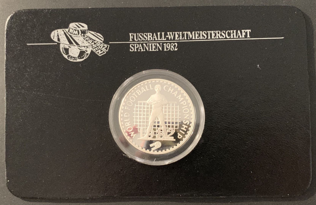 紫瑗钱币—微拍第68期  莱索托 1982年 西班牙世界杯 守门 10马洛蒂  23.33克 0.925银 精制 德国原装卡