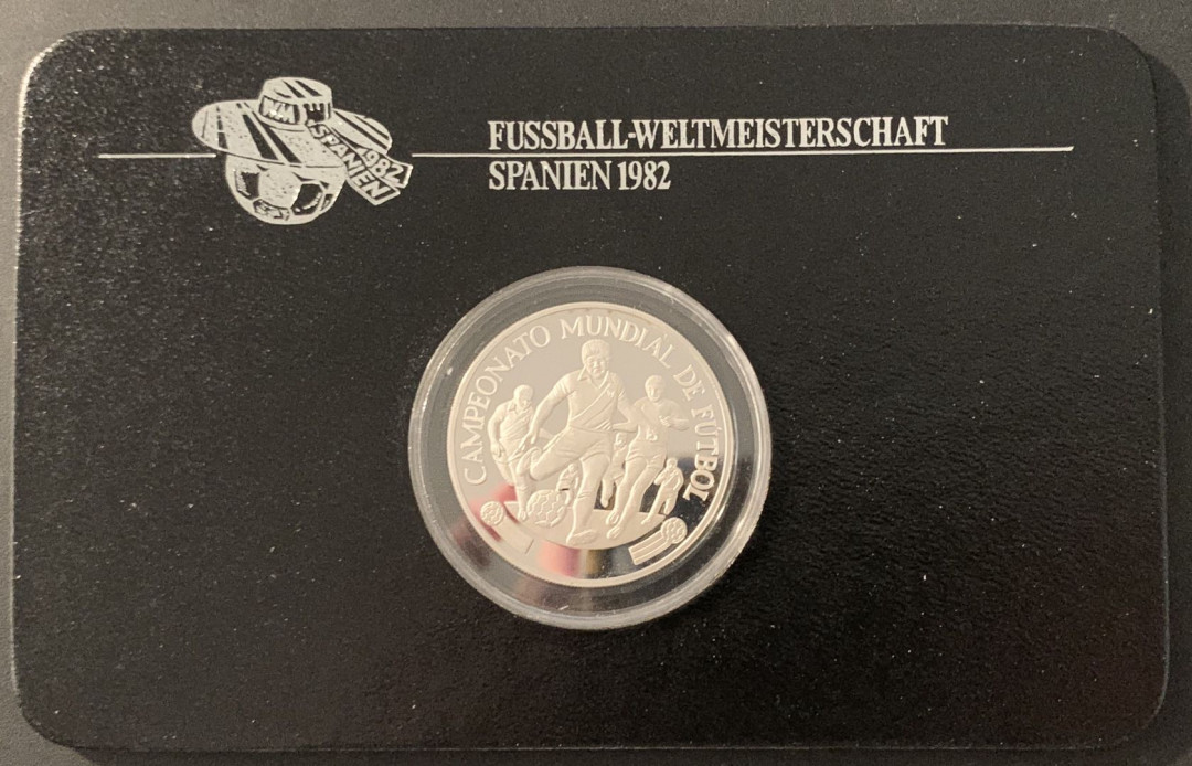 紫瑗钱币—微拍第68期  秘鲁 1982年 西班牙世界杯 带球 5000索尔 23.37克 0.925银 精制 德国原装卡