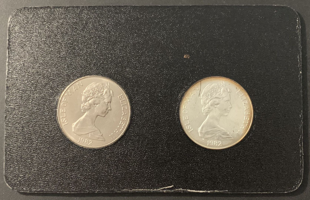 紫瑗钱币—微拍第68期  马恩岛 1982年 西班牙世界杯 1克朗 一银一镍 2枚一套 28.28克 0.925银 德国原装卡