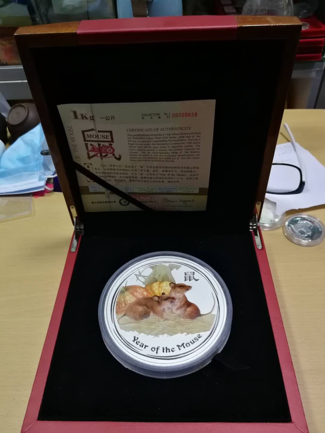 北京马甸外币专卖拍卖第八期，陆续上新，欢迎关注 2008年澳大利亚彩色1公斤生肖鼠银币，999银，品相如图