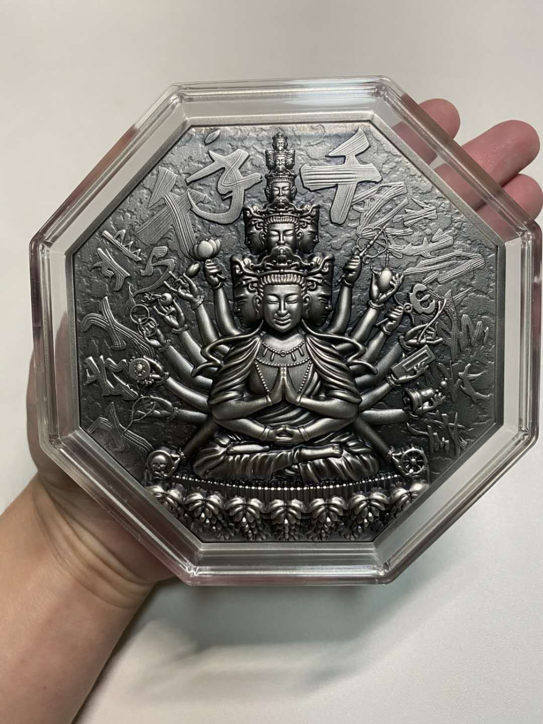 北京马甸外币专卖拍卖第八期，陆续上新，欢迎关注 《千手观音》 八大守护神系列之一  2020纽埃发行 5oz银+28.5oz铜 最大发行量199枚 直径120mm