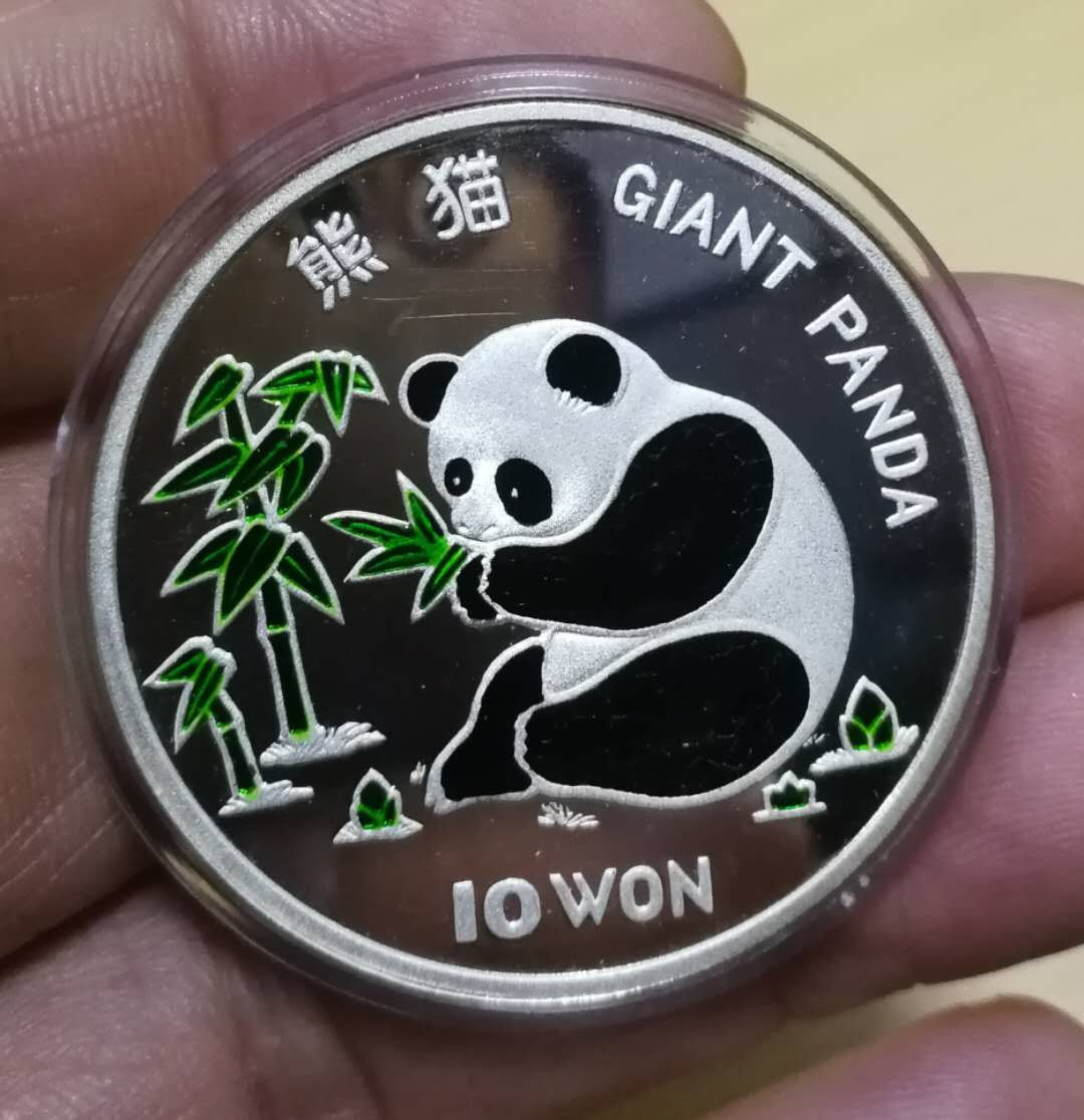 北京马甸外币专卖拍卖第八期，陆续上新，欢迎关注 1997年朝鲜纪念中国熊猫精制银币，重1盎司，999银，盒证齐全，品相如图