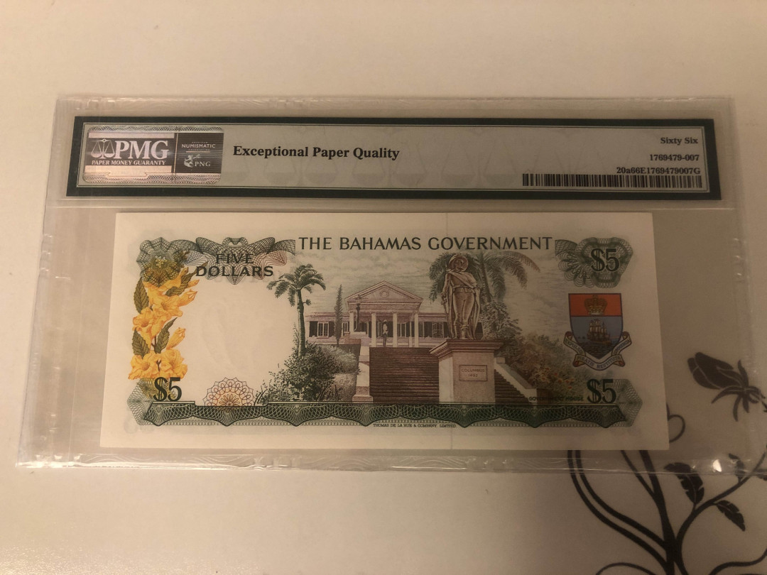 【收藏联盟】第142期拍卖——地中海心脏（共50拍） 巴哈马 1965年5元 PMG66EPQ  A冠初版 靓号：031668 彩背 女王