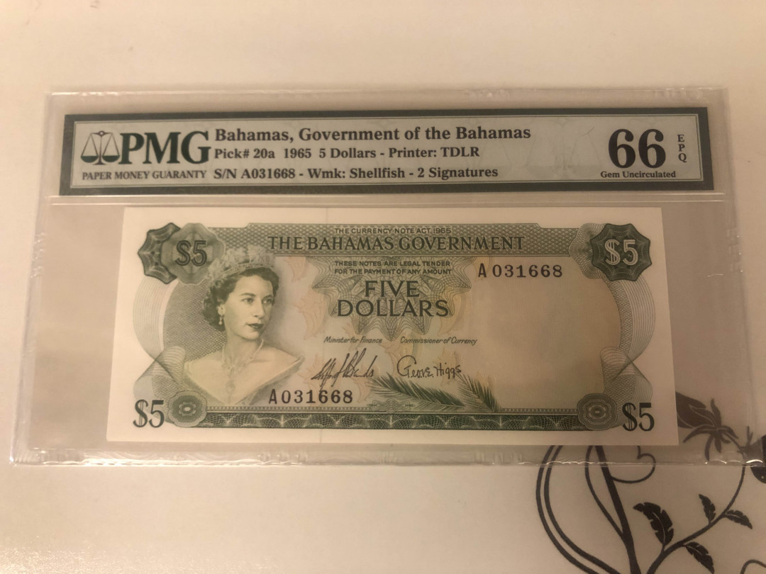 【收藏联盟】第142期拍卖——地中海心脏（共50拍） 巴哈马 1965年5元 PMG66EPQ  A冠初版 靓号：031668 彩背 女王