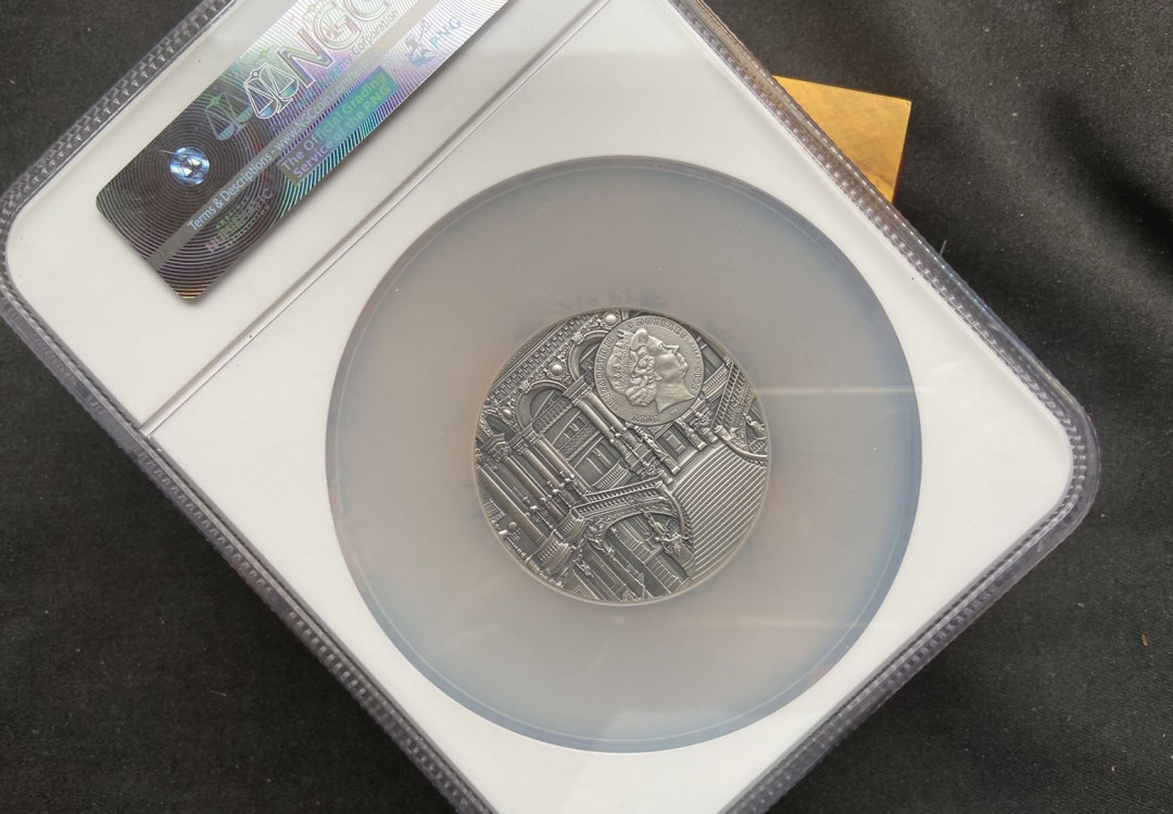 【币观天下】第109期钱币拍卖 【纽埃】2016年镶嵌琥珀教堂【ngc70】