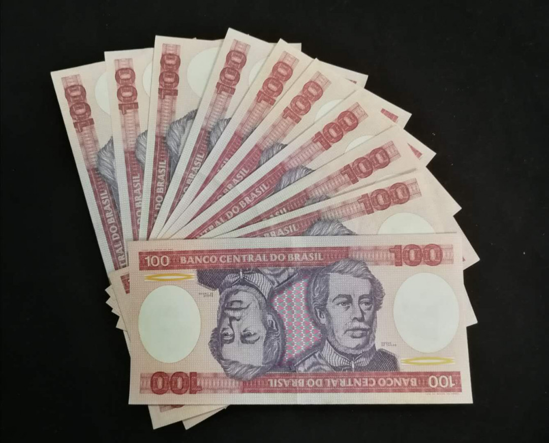 北京马甸外币专卖拍卖第九期，纸币专场，陆续上新欢迎关注 巴西100元纸币10张，品相如图七八品左右