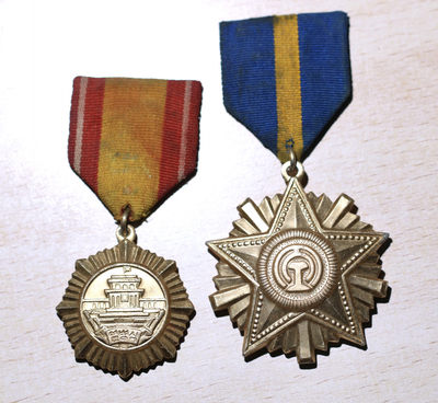 117期大猫徽章拍卖 - 朝鲜奖章两枚 铝质