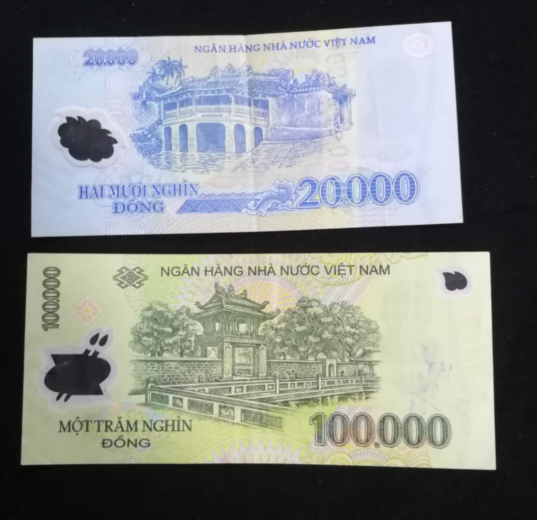 北京马甸外币专卖拍卖第九期，纸币专场，陆续上新欢迎关注 越南10万和2万纸币2张，品相如图非全新，流通品约五六品左右