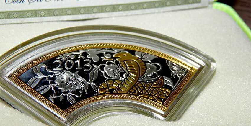 【币观天下】第109期钱币拍卖 【纽埃】库克群岛2013年1元，蛇年“眼镜王蛇”扇形、镀24K金，精制银币