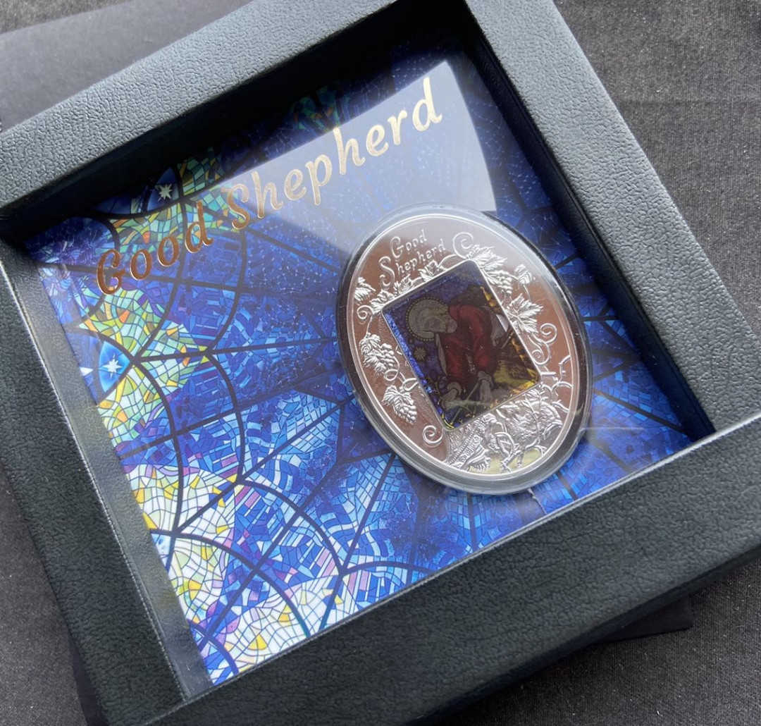 【币观天下】第110期钱币拍卖 【喀麦隆】喀麦隆2017年2500法郎，1.5盎司“牧羊人耶稣(上帝牧羊)”镶嵌双面通透彩色钴水晶窗椭圆精制彩色银币