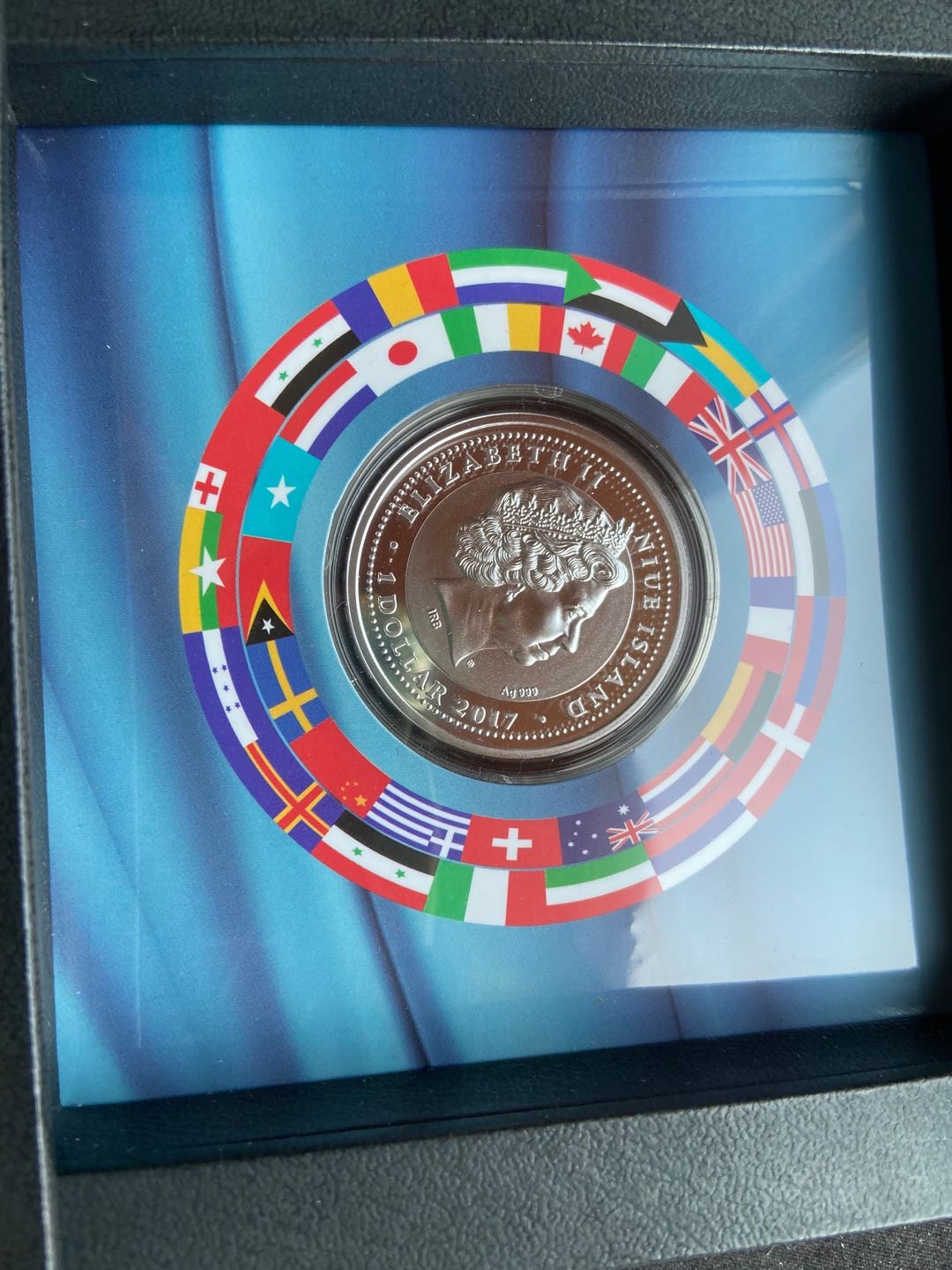 【币观天下】第110期钱币拍卖 【纽埃】纽埃2017年1元，2017年英国伦敦世界田径锦标赛“飞越伦敦塔(桥)”，数字亮光彩色 精制纪念