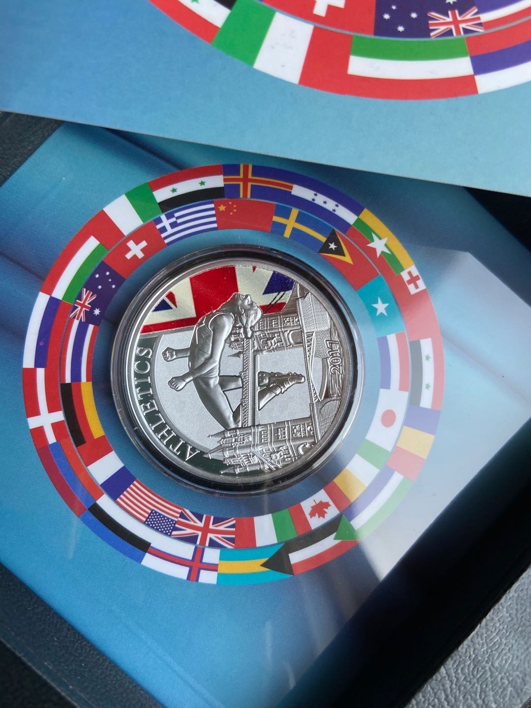 【币观天下】第110期钱币拍卖 【纽埃】纽埃2017年1元，2017年英国伦敦世界田径锦标赛“飞越伦敦塔(桥)”，数字亮光彩色 精制纪念