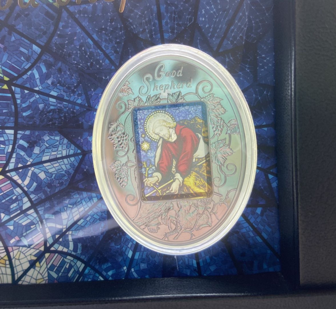 【币观天下】第110期钱币拍卖 【喀麦隆】喀麦隆2017年2500法郎，1.5盎司“牧羊人耶稣(上帝牧羊)”镶嵌双面通透彩色钴水晶窗椭圆精制彩色银币