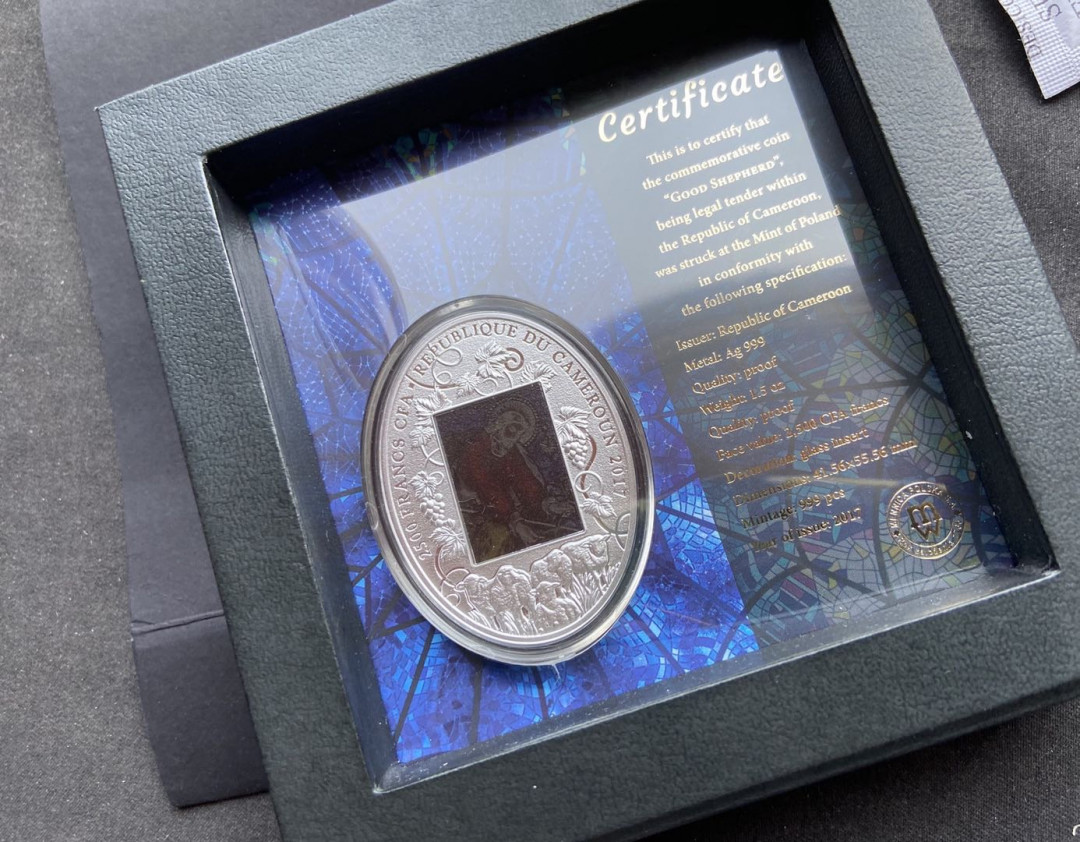 【币观天下】第110期钱币拍卖 【喀麦隆】喀麦隆2017年2500法郎，1.5盎司“牧羊人耶稣(上帝牧羊)”镶嵌双面通透彩色钴水晶窗椭圆精制彩色银币