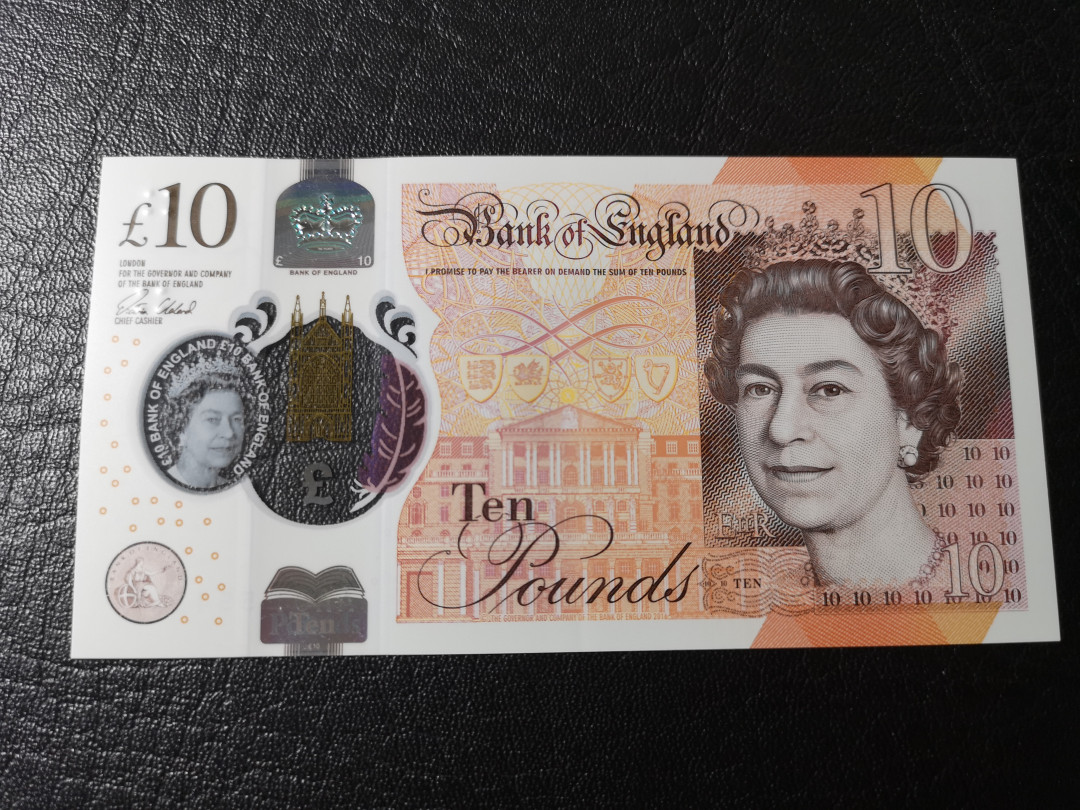 《外钞收藏家》第八十期拍卖 英国最新版版 10镑塑料钞 AA01首发 全新unc 边上一点压痕