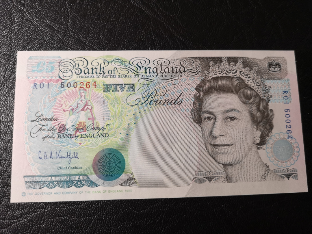 《外钞收藏家》第八十期拍卖 英国E序列5镑 R01冠 全新unc