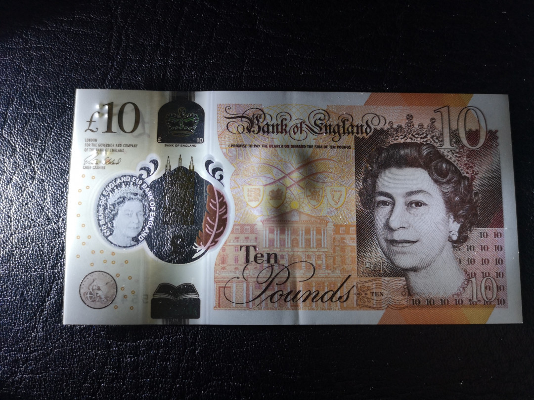 《外钞收藏家》第八十期拍卖 英国最新版版 10镑塑料钞 AA01首发 全新unc 边上一点压痕