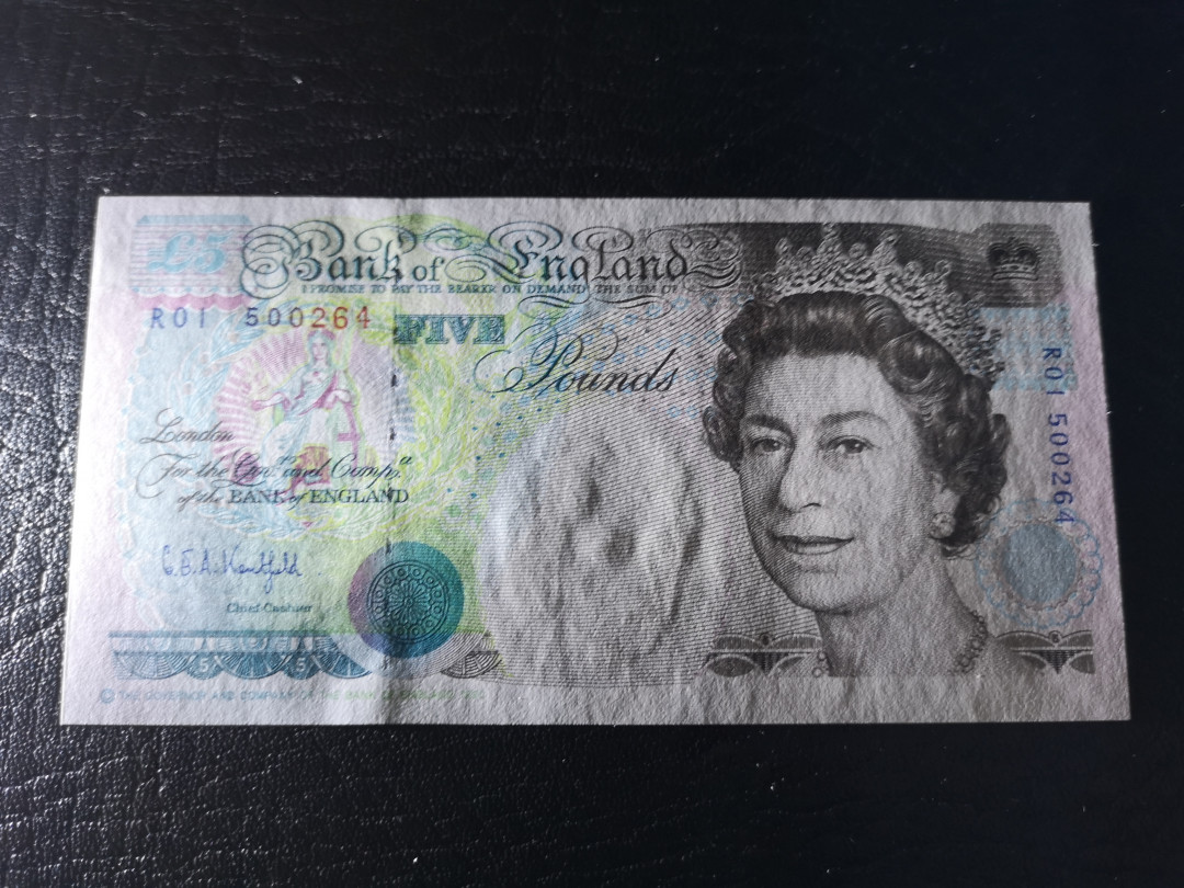 《外钞收藏家》第八十期拍卖 英国E序列5镑 R01冠 全新unc