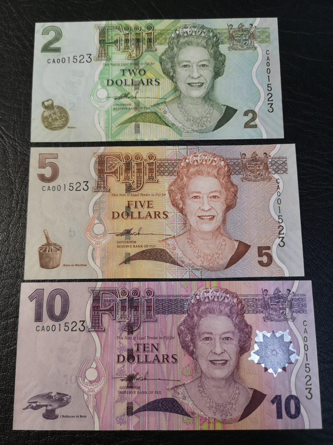 《外钞收藏家》第八十期拍卖 斐济女王钞 1523号全同号 带册子 全新绝品