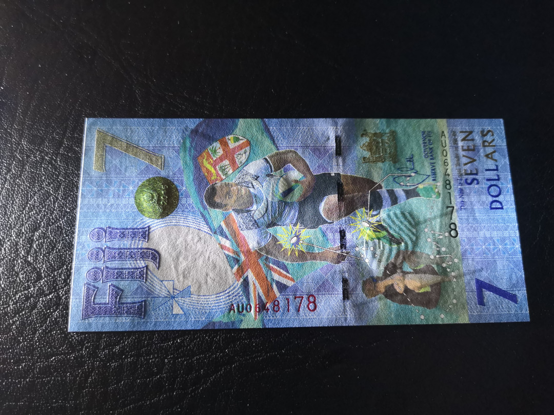 《外钞收藏家》第八十期拍卖 斐济7元纪念钞  全新unc