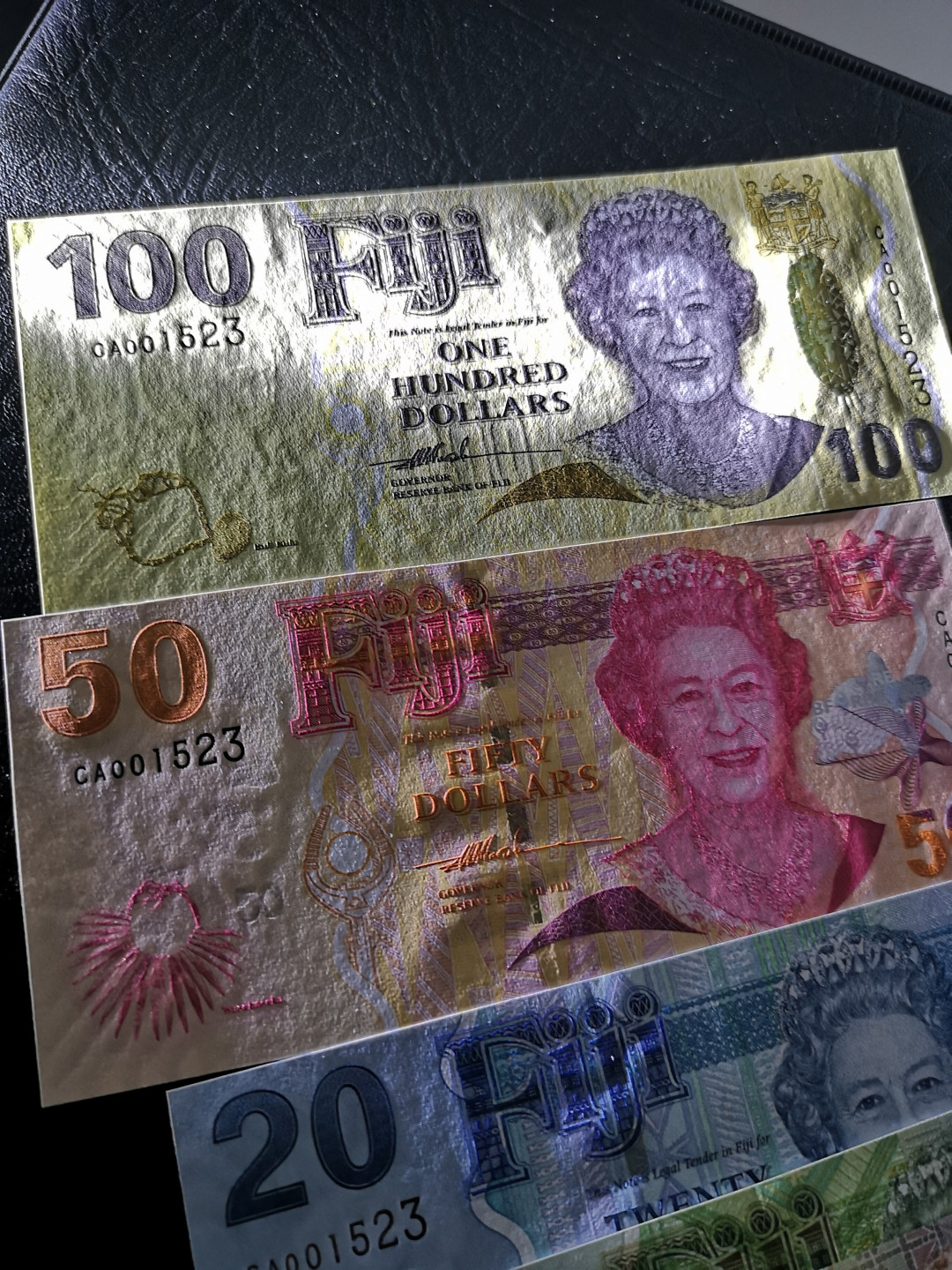 《外钞收藏家》第八十期拍卖 斐济女王钞 1523号全同号 带册子 全新绝品