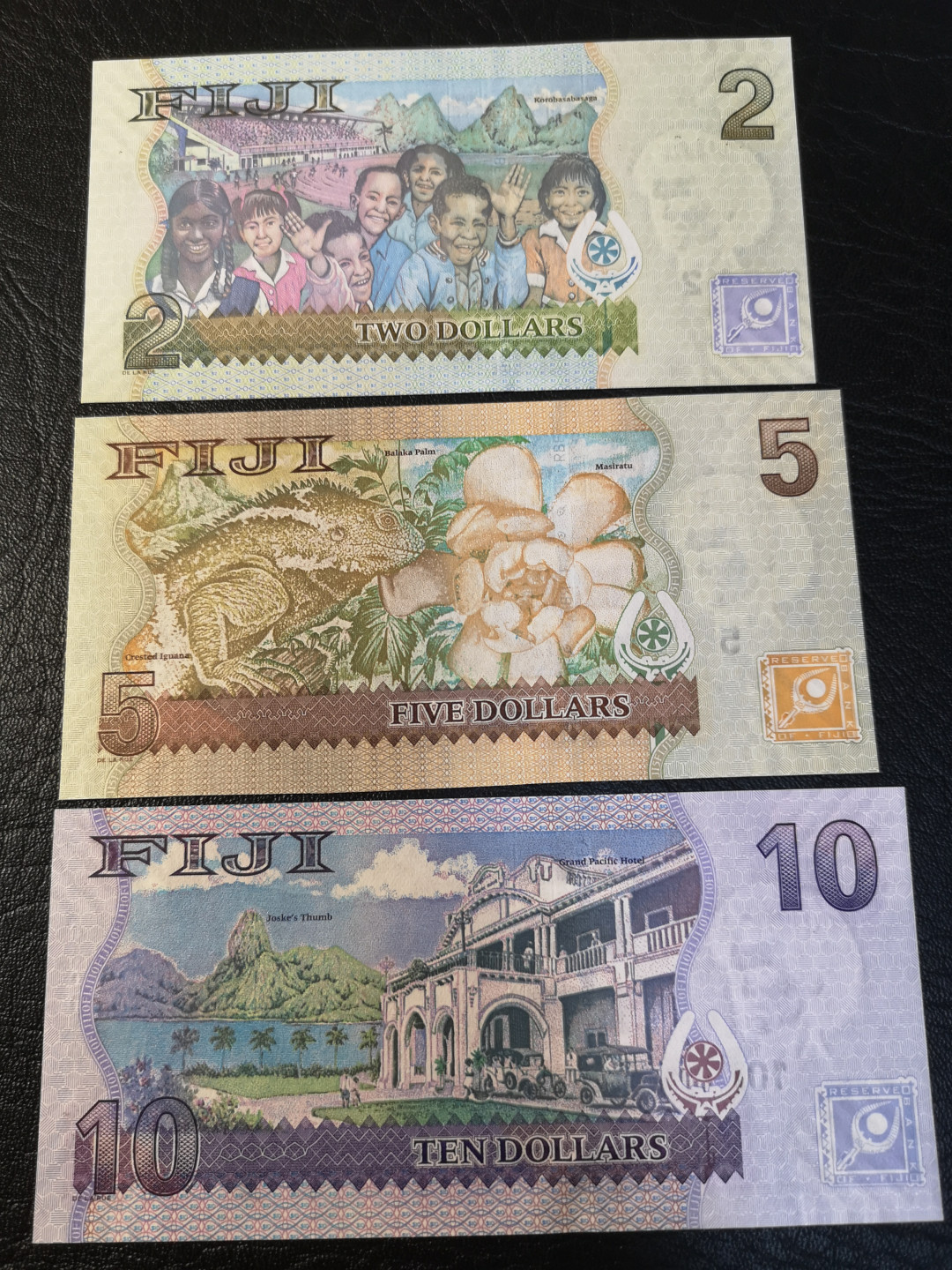 《外钞收藏家》第八十期拍卖 斐济女王钞 1523号全同号 带册子 全新绝品