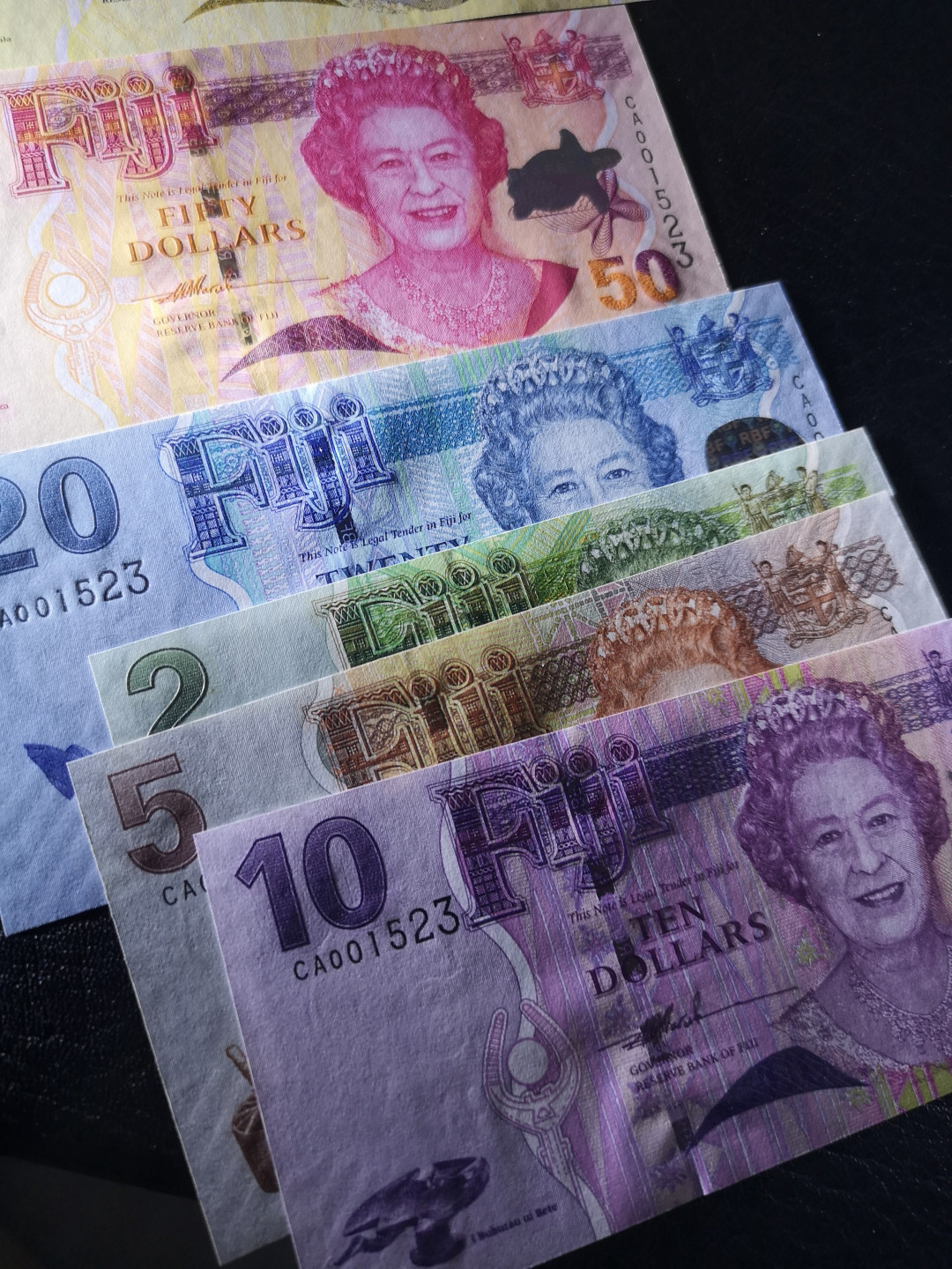 《外钞收藏家》第八十期拍卖 斐济女王钞 1523号全同号 带册子 全新绝品