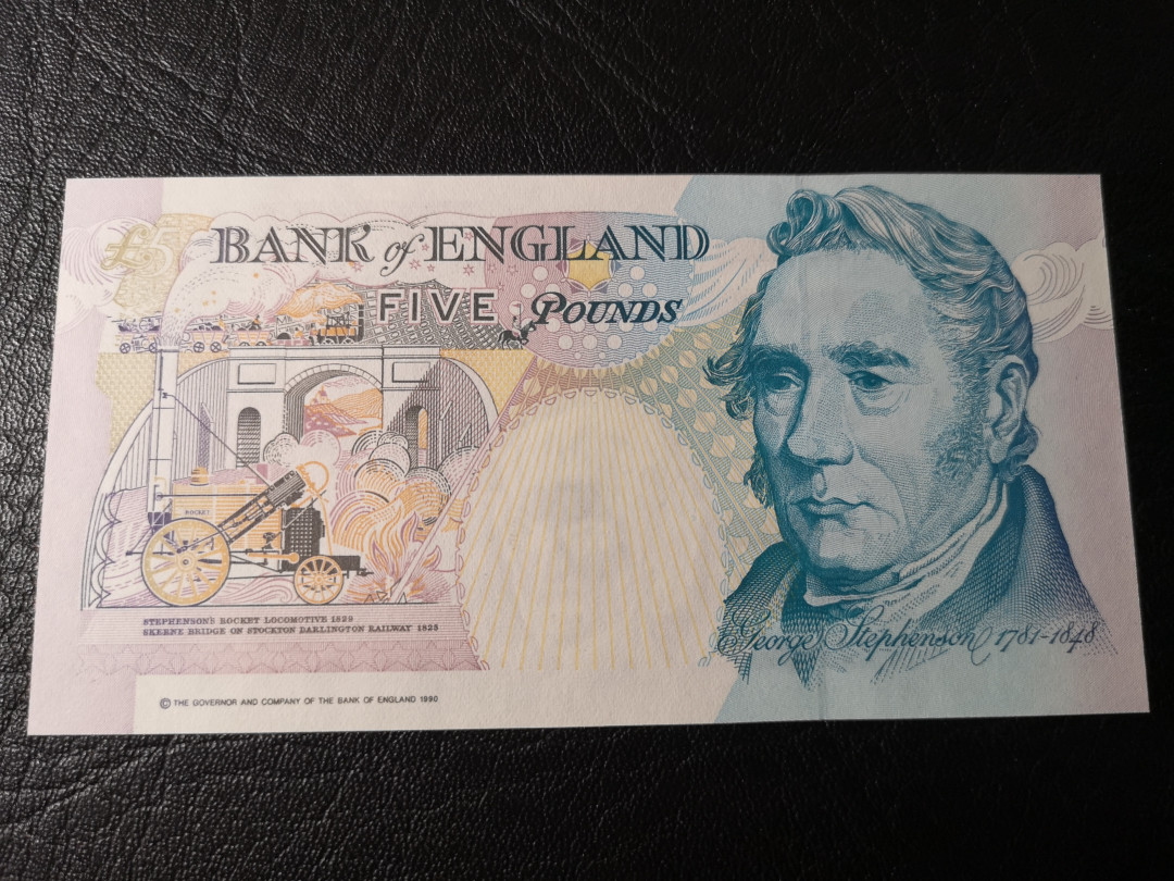 《外钞收藏家》第八十期拍卖 英国E序列5镑 R01冠 全新unc