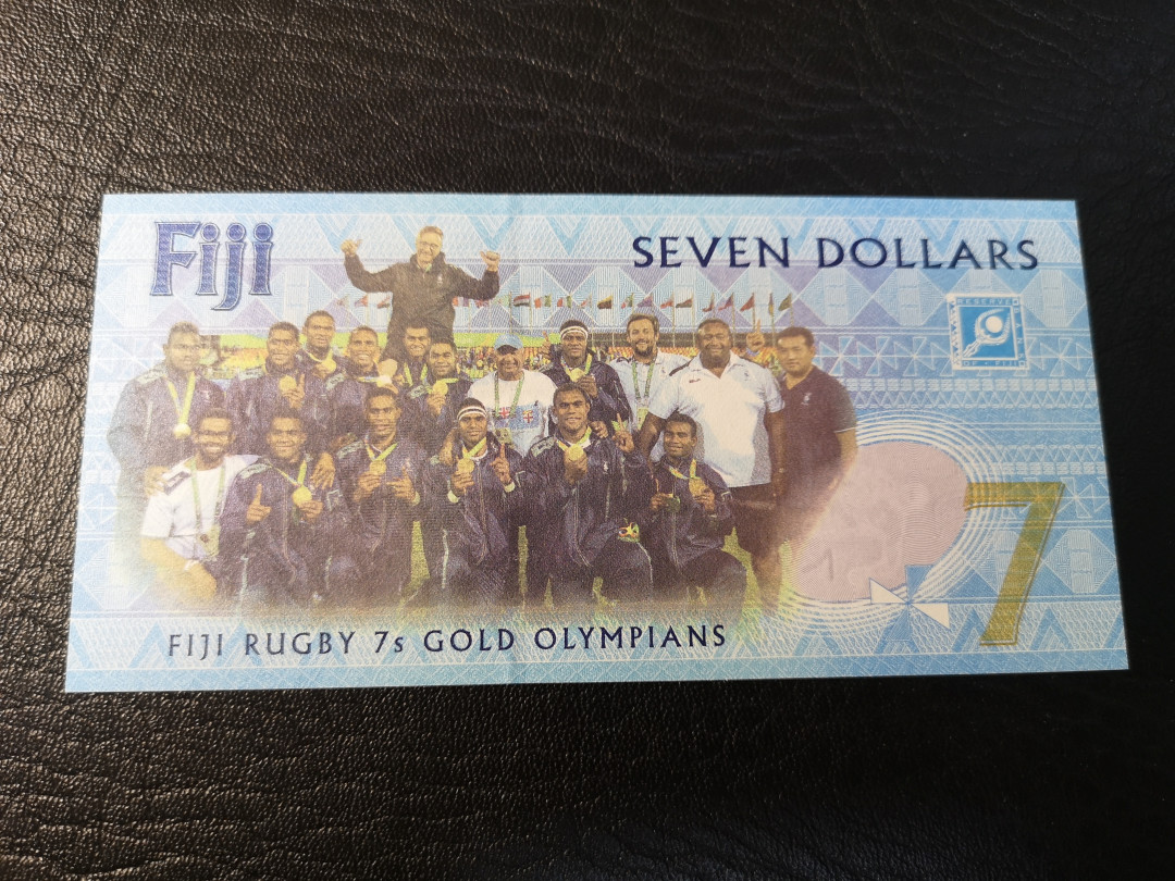 《外钞收藏家》第八十期拍卖 斐济7元纪念钞  全新unc