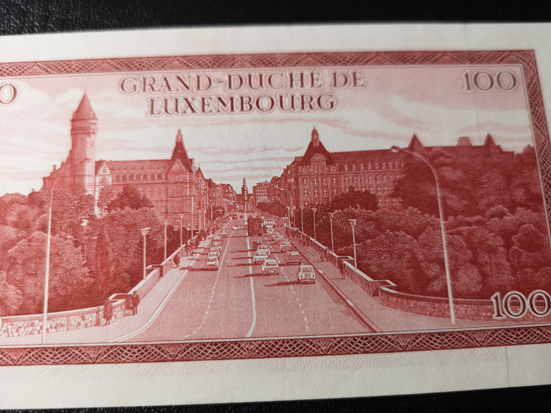 《外钞收藏家》第八十期拍卖 1970年卢森堡100精美的设计 仔细检查为au 有折请看测光图