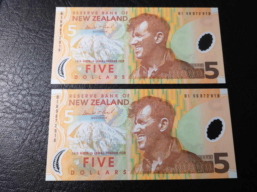 《外钞收藏家》第八十期拍卖 新西兰塑料钞5元 两连号 全新unc