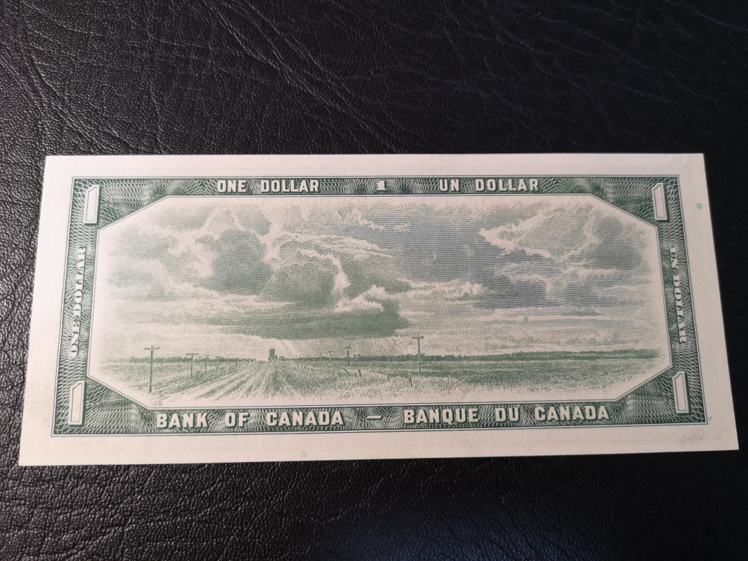 《外钞收藏家》第八十期拍卖 加拿大1954年1加元 背面雕刻细腻  全新unc 常见点钞痕