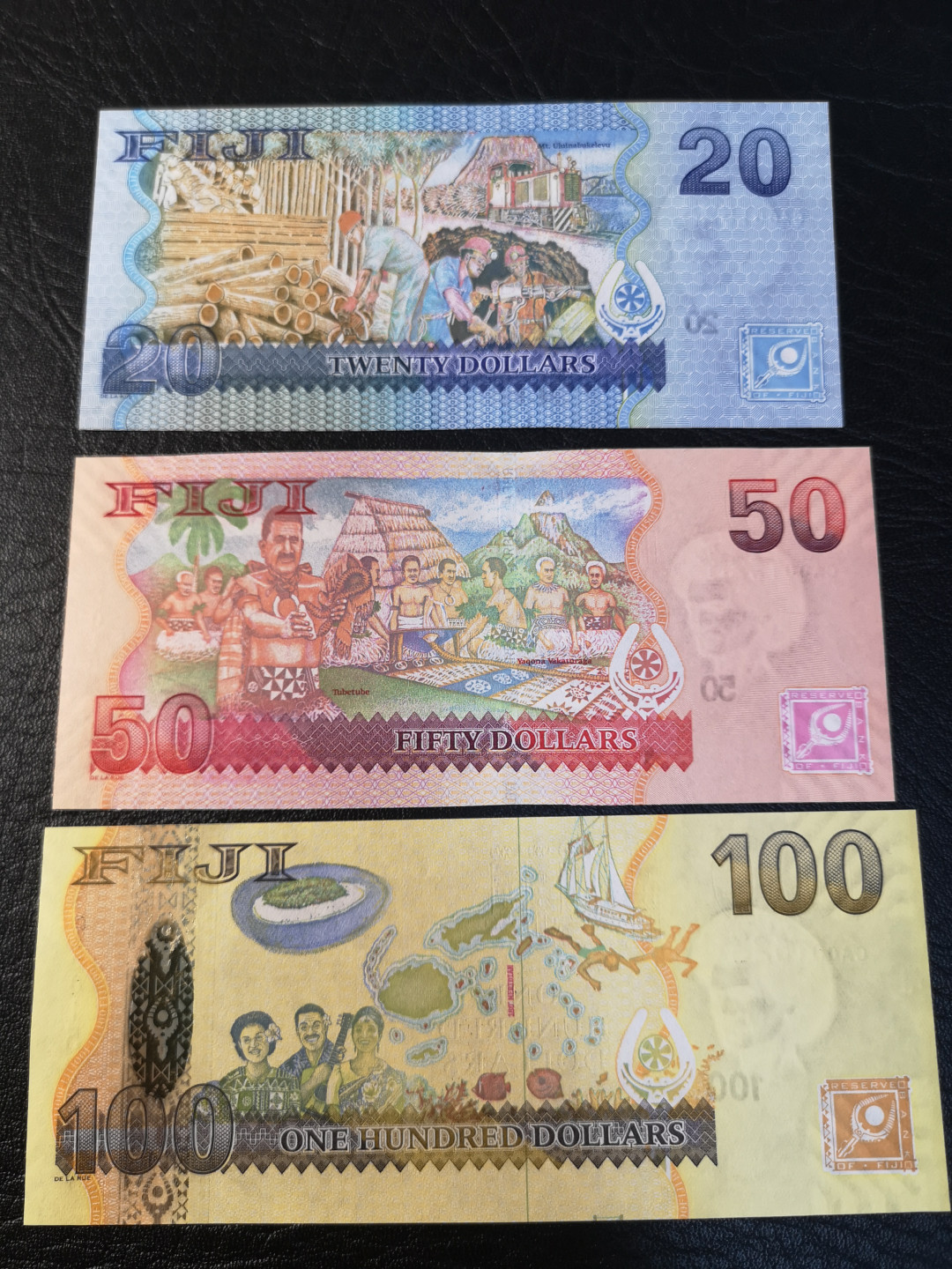 《外钞收藏家》第八十期拍卖 斐济女王钞 1523号全同号 带册子 全新绝品