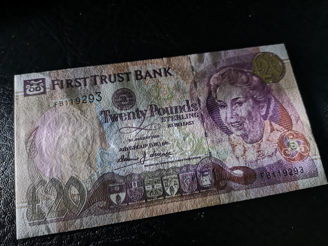 《外钞收藏家》第八十期拍卖 1998年第一信托银行 20镑 全新unc