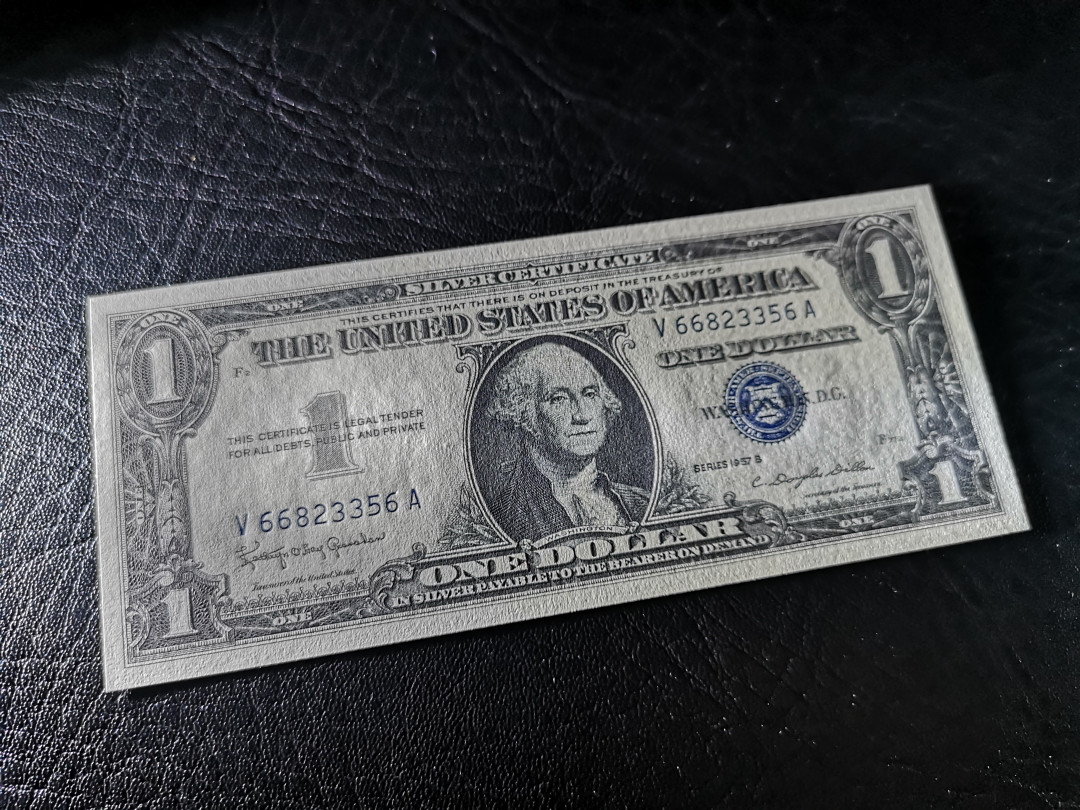 《外钞收藏家》第八十期拍卖 1957年蓝库印1美元  全新unc