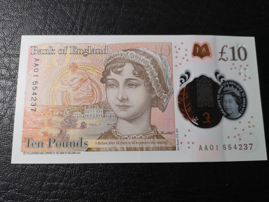 《外钞收藏家》第八十期拍卖 英国最新版版 10镑塑料钞 AA01首发 全新unc 边上一点压痕