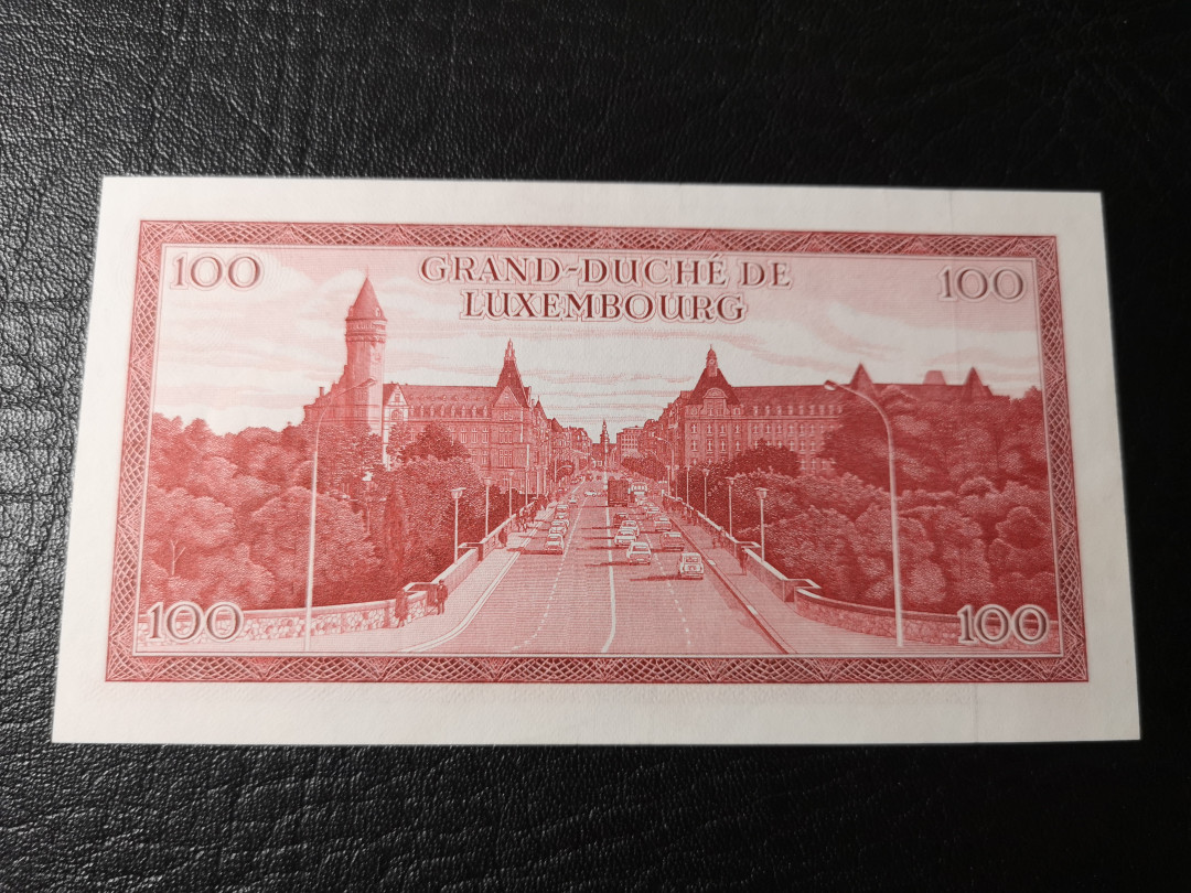 《外钞收藏家》第八十期拍卖 1970年卢森堡100精美的设计 仔细检查为au 有折请看测光图