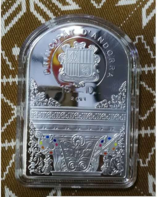 北京马甸外币专卖拍卖第十一期，陆续上新，欢迎关注 	2011年安道尔圣母圣婴彩色异形银币，重50克，999银，盒证齐全，品相如图