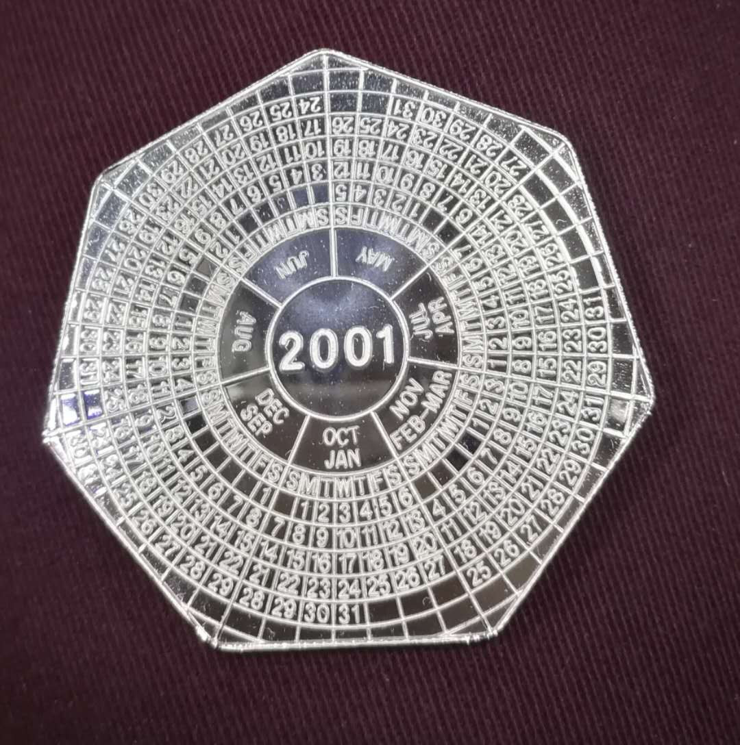 北京马甸外币专卖拍卖第十一期，陆续上新，欢迎关注 赞比亚2001年2002日历七边形异形磨砂首枚钻石切割技术纪念银币 •   材质： 999 银 （ 23 克 /40 毫米 ）  