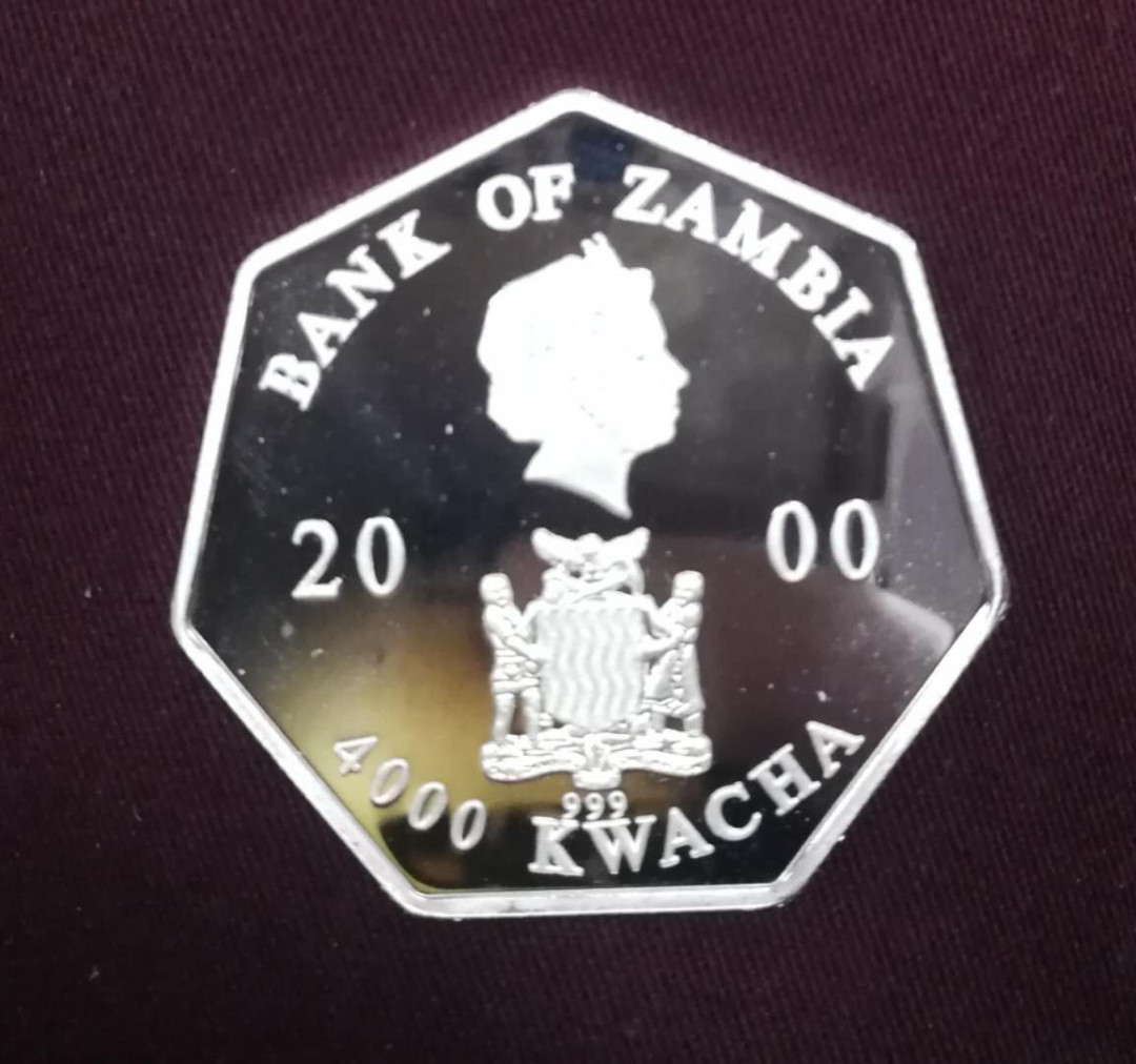 北京马甸外币专卖拍卖第十一期，陆续上新，欢迎关注 赞比亚2001年2002日历七边形异形磨砂首枚钻石切割技术纪念银币 •   材质： 999 银 （ 23 克 /40 毫米 ）  