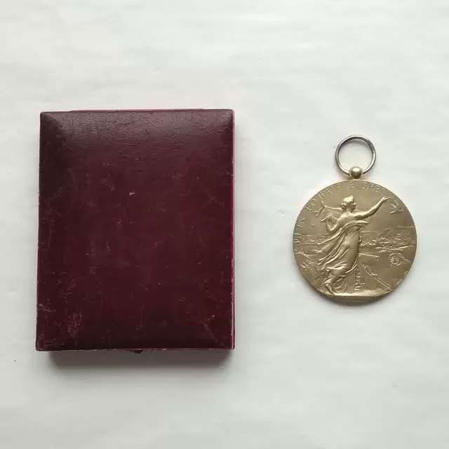 麦朵尔俱乐部第47场拍卖 1924年信鸽锦标赛获奖镀金银章带环