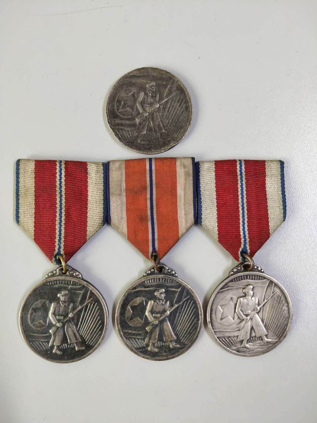 朝鲜战士军功章，4枚合拍，铜质，镀银- 五哥徽章- 五哥徽章- 麦稀奇