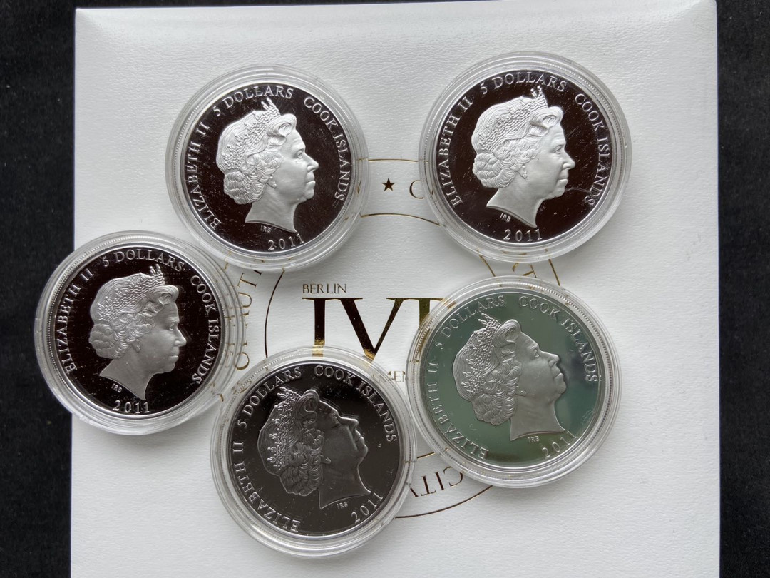 【币观天下】第112期钱币拍卖～  库克2011年25元，5盎司，世界最著名童话—格林童话《不莱梅(镇)的音乐家》人物全集，亮光彩色5枚完整大全套装精制纪念银币