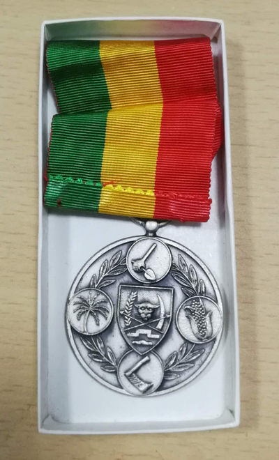 北京马甸外币专卖第十六期拍卖，徽章专场。陆续上新，欢迎关注 - 扎伊尔银质奖章，品相如图